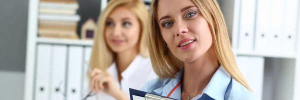 Hermoso retrato de mujer de negocios. Mantiene un portapapeles — Foto de Stock