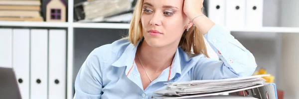 Muito trabalho esperar por mulher cansada e exausta — Fotografia de Stock