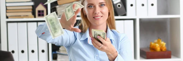 Hermoso retrato de mujer de negocios. Dispersión de dinero —  Fotos de Stock