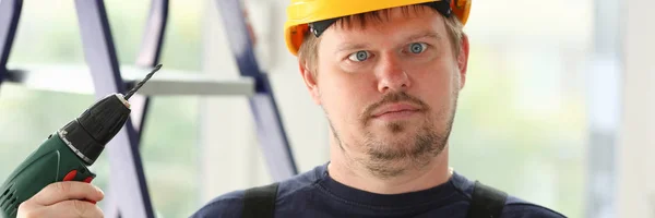 Trabalhador idiota usando retrato de broca elétrica — Fotografia de Stock