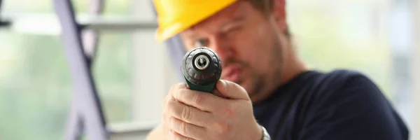 Lengan pekerja menggunakan bor listrik closeup — Stok Foto