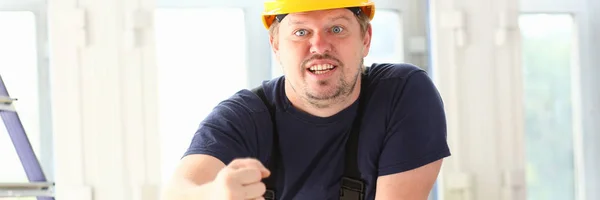 Lachende grappige werknemer in gele helm poseren — Stockfoto