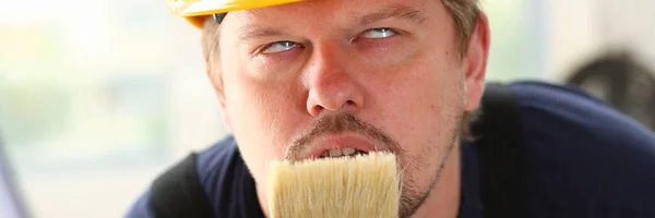 Brazo de trabajador sonriente sostiene retrato de cepillo —  Fotos de Stock
