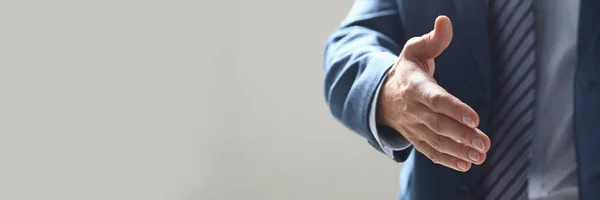 Geschäftsmann reicht Hand zum Händeschütteln als Hallo im Büro — Stockfoto