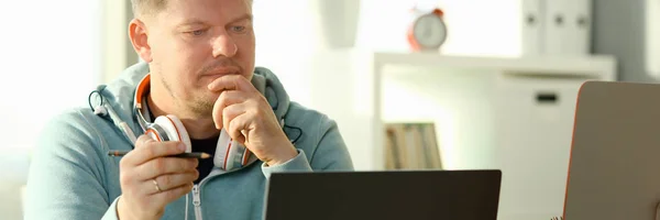 Bonito sorrindo estudante do sexo masculino usando online — Fotografia de Stock