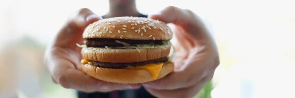 Tevreden jonge man met een hamburger — Stockfoto