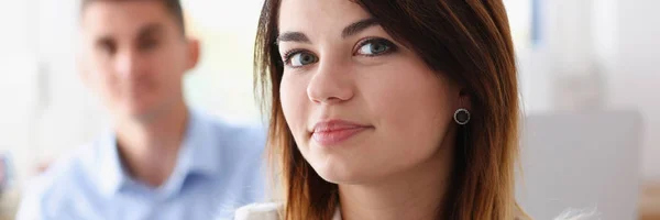 Hermoso retrato sonriente de mujer de negocios en el lugar de trabajo — Foto de Stock