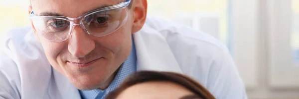 A woman at the reception of a male dentist examining — Stock Photo, Image