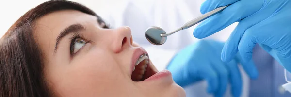 Una mujer en la recepción de un dentista masculino examinando — Foto de Stock