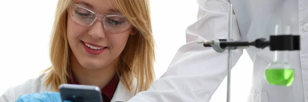 A female doctor in a chemical laboratory holds — Stock Photo, Image