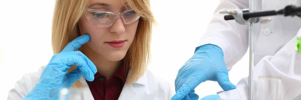 Een vrouwelijke arts in een chemisch laboratorium houdt — Stockfoto