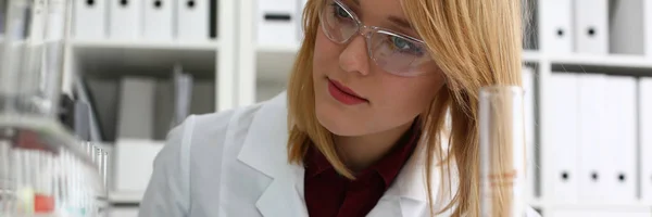 Química femenina en el laboratorio de biología — Foto de Stock