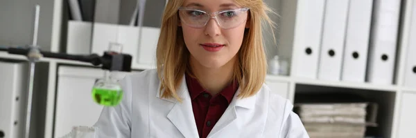 Química feminina no laboratório de biologia — Fotografia de Stock