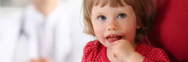 Kindje met moeder bij de kinderarts Receptie — Stockfoto