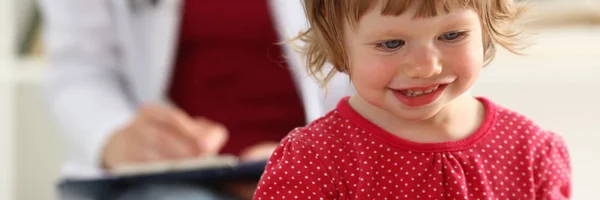 Kindje met moeder bij de kinderarts Receptie — Stockfoto