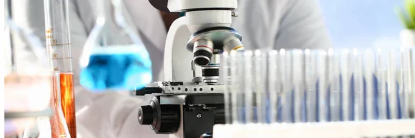 Microscopio de cabeza en el laboratorio de fondo —  Fotos de Stock