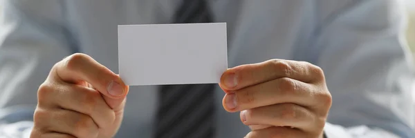 Αρσενική χέρι στο κοστούμι δίνουν κενή τηλεφωνικής κάρτας επισκέπτη — Φωτογραφία Αρχείου