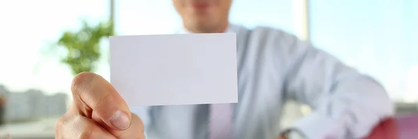 Mannelijke arm in pak geven leeg telefoonkaart — Stockfoto