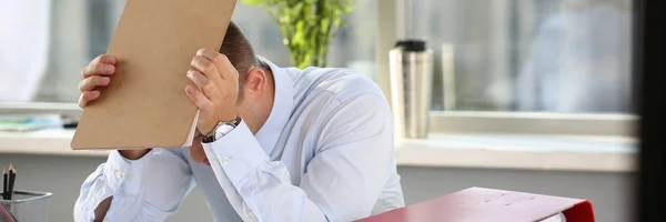 Een man ervaart stress en hoofdpijn — Stockfoto