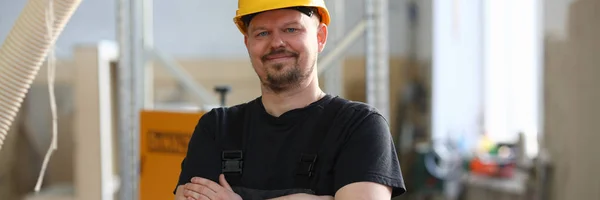 Portrait de jeune homme séduisant en vêtements de travail — Photo