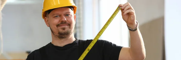 測定バーのクローズ アップ木製の労働者の腕 — ストック写真