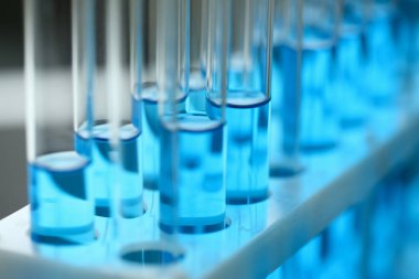 Sıvı çözüm potasyum tüp cam taşmaları