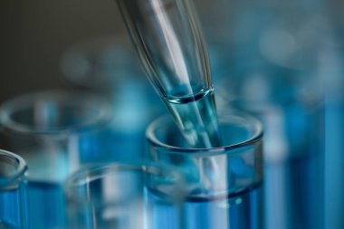 Sıvı çözüm potasyum tüp cam taşmaları