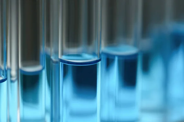 유리의 테스트 튜브 오버플로 액체 솔루션 칼륨 — 스톡 사진