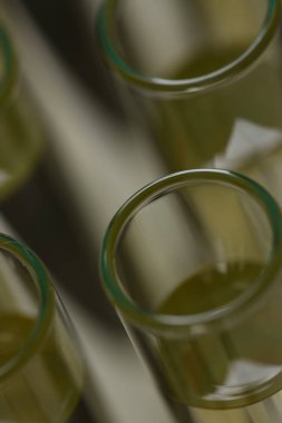 Sarı sıvı dökülmüş benzin katkı yenilikçi kaynağı