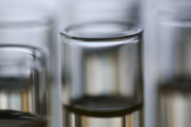 Sarı sıvı dökülmüş benzin katkı yenilikçi kaynağı