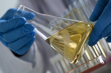 Sarı sıvı dökülmüş benzin katkı yenilikçi kaynağı