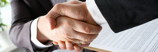 Человек в костюме пожимает руку, как привет в офисе
