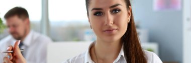 Çalışma alanı'na bakmak neşeli kız kamera gülümseyen güzel