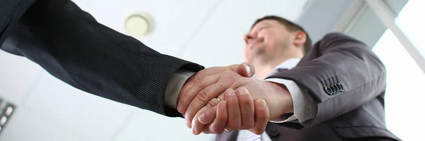 Pria berjas berjabat tangan seperti halo di kantor — Stok Foto