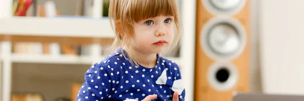 Linda niña en alfombra de piso uso de teléfono celular — Foto de Stock