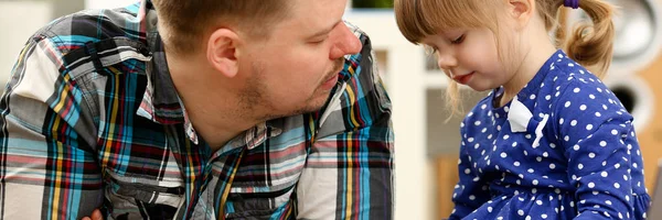 Söt liten flicka på golvet matta med pappa — Stockfoto