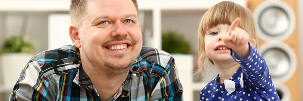 Schattig klein meisje op vloer tapijt met papa — Stockfoto