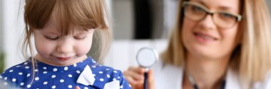 Doktor Resepsiyon stetoskop ile küçük çocuk