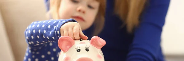 Kind weinig meisje arm munten ingebruikneming spaarpot — Stockfoto