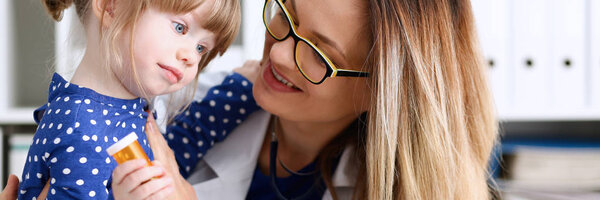 Маленький ребенок боится в палате больницы.
