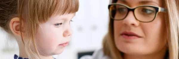 Kind mit Mutter beim Kinderarzt-Empfang — Stockfoto