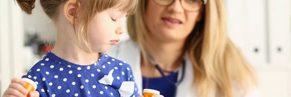 Petit enfant avec sa mère à la réception pédiatre — Photo