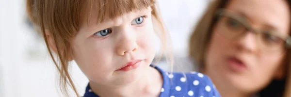 Un bambino piccolo ha paura nella stanza d'ospedale — Foto Stock