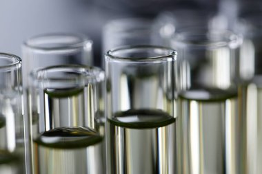 Sarı sıvı dökülmüş benzin katkı yenilikçi kaynağı