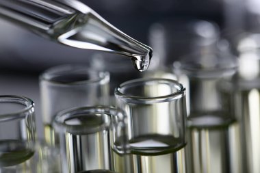 Sarı sıvı dökülmüş benzin katkı yenilikçi kaynağı