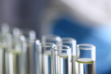 Sarı sıvı dökülmüş benzin katkı yenilikçi kaynağı