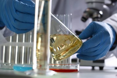 Sarı sıvı dökülmüş benzin katkı yenilikçi kaynağı