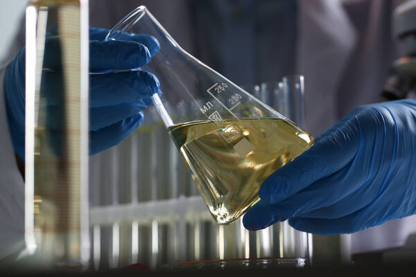 Желтая жидкость пролита бензиновая добавка инновационные поставки
