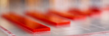 Kırmızı plastik graph sütunları tablo