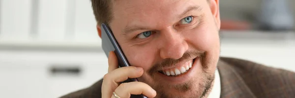 Knappe lachende zakenman talk cellphone — Stockfoto